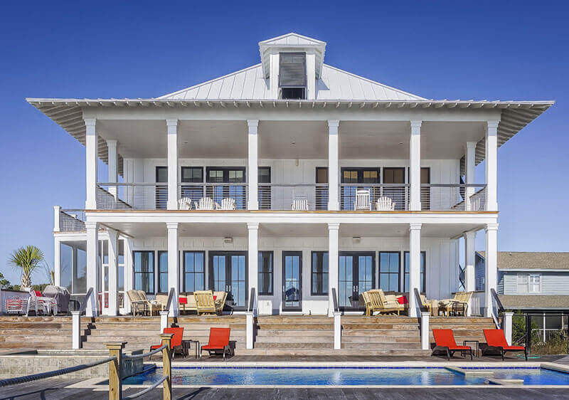 Residência de alto padrão com dois pavimentos, varandas e piscina