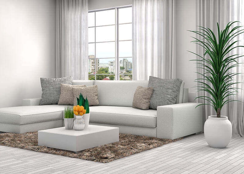 Sala de estar clara com sofá branco